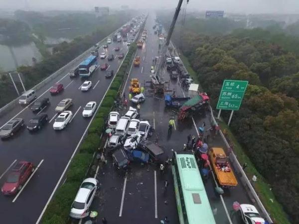 行車記錄儀視頻曝光！滬蓉高速25車連環(huán)相撞原因找到了